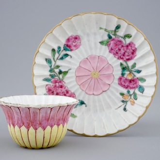Une tasse et soucoupe en forme de lotus en porcelaine de Chine famille rose, Yongzheng, 1723-1735
