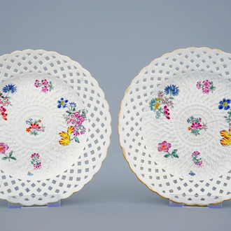 A pair of Chinese famille rose pierced border plates with floral design, Qianlong, 18th C.