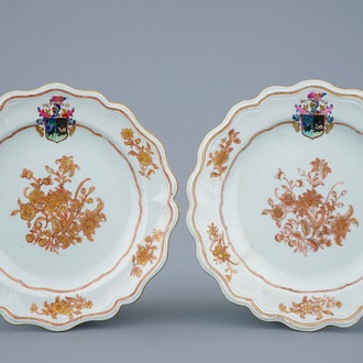 Une paire d'assiettes en porcelaine de Chine pour le marché espagnol aux armoiries d'Arguello, Qianlong, vers 1770