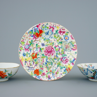 Deux bols et une assiette millefleurs en porcelaine de Chine famille rose, 19ème