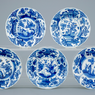 Een set van 5 Chinese blauw-witte diepe borden in kraak stijl, Kangxi