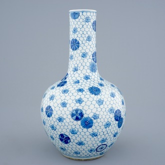 Un vase de forme bouteille tianqiuping en porcelaine de Chine bleu et blanc, 19ème