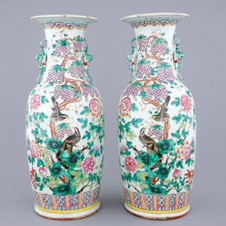 Une grande paire de vases en porcelaine de Chine famille rose aux oiseaux, raisins et fleurs, 19ème