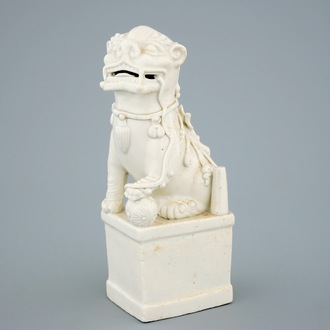 Un modèle d'un lion en porcelaine blanc de Chine de Dehua, Kangxi