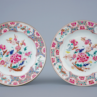 Une paire d'assiettes en porcelaine de Chine famille rose aux bouquets de fleurs, Qianlong, 18ème