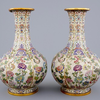 Een paar Chinese cloisonné flesvormige vazen, 19e eeuw