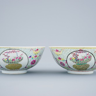 Une paire de bols aux phénix et paniers fleuris en porcelaine de Chine famille rose, 19ème