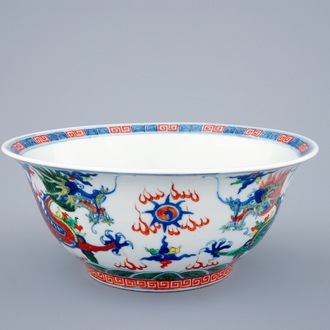 Un grand bol en porcelaine de Chine wucai aux dragons, 19ème