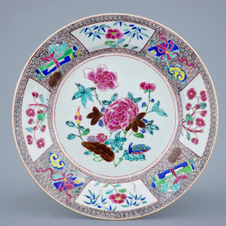 Une assiette en porcelaine de Chine famille rose à décor floral, Qianlong, 18ème
