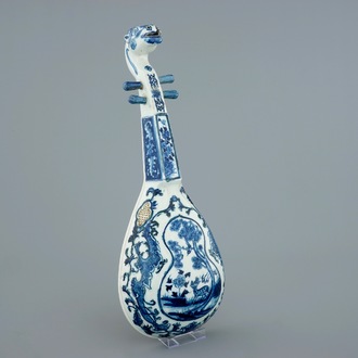 Un modèle d'un luth pipa en porcelaine de Chine bleu et blanc, 19ème