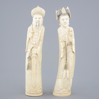 Une paire de figures d'empereurs en ivoire, Chine, vers 1900