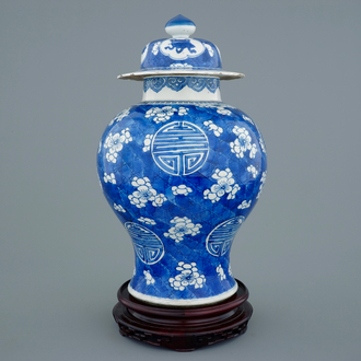 Un vase et son couvercle en porcelaine de Chine bleu et blanc à décor "Shou", Kangxi