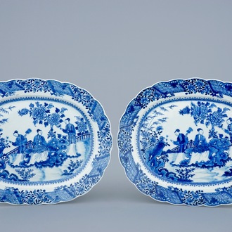 Een paar grote ovale blauw-witte Chinese schotels met dames in een tuin, Qianlong, 18e eeuw