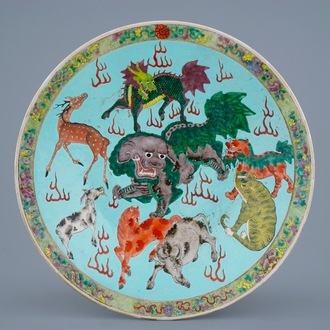 Un plat en porcelaine de Chine à décor d'animaux sur fond turquoise, 19ème