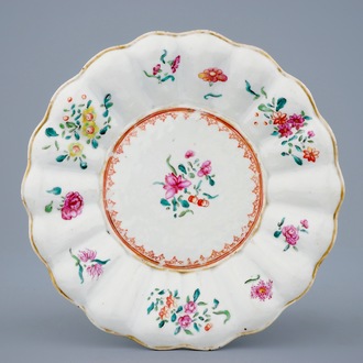 Une assiette lobée en porcelaine de Chine famille rose, Qianlong, 18ème