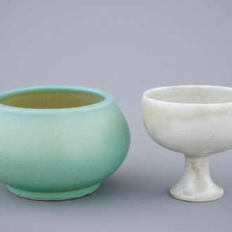Un rince-pinceaux en turquoise monochrome, 17/18ème et un bol sur talon en blanc monochrome, Dynastie Ming, 16/17ème