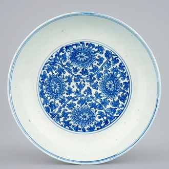 Un plat aux fleurs de lotus en porcelaine de Chine bleu et blanc, Dynastie Ming, marque et période de Wanli (1573-1619)