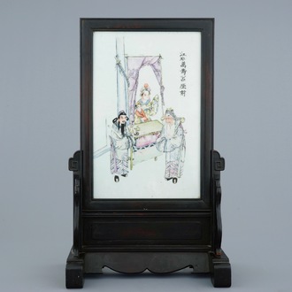 Een Chinees qianjiang cai tafelscherm met inscriptie, 19/20e eeuw