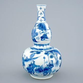 Un vase de forme double gourde en porcelaine de Chine bleu et blanc, époque Transition, 1620-1683