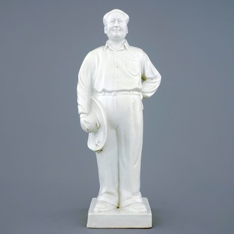 Een Chinees porseleinen figuur van Mao, 20e eeuw