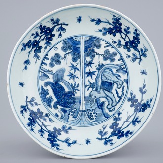 Un plat en porcelaine de Chine bleu et blanc à décor "Eléphant et Lion", Dynastie Ming, 16ème