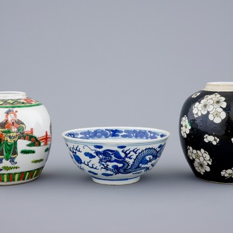 2 pots à gingembre et un bol en porcelaine de Chine en bleu et blanc, famille verte et noire, 19ème