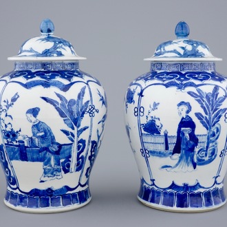 Une paire de vases balustres et leur couvercle en porcelaine de Chine bleu et blanc, 19ème
