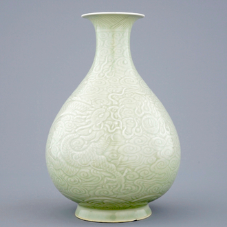 Un vase de forme yuhuchunping en porcelaine de Chine céladon à décor incisé de dragons, 19/20ème