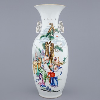 Un vase en porcelaine de Chine famille rose à décor de sages dans un jardin, 19/20ème