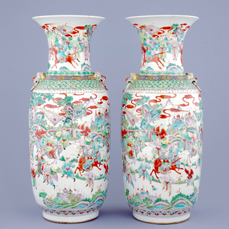 Une paire de vases en porcelaine de Chine famille verte à décor de guerriers, 19ème