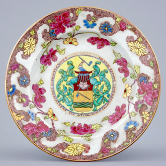 Une assiette en porcelaine de Chine aux armes de Blonkebijl des Pays-Bas et daté 1733, Yongzheng