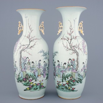Une paire de vases en porcelaine de Chine famille rose aux dames dans un jardin, 19/20ème