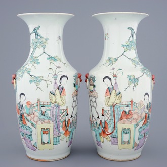 Une paire de vases en porcelaine de Chine qianjiang cai à décor de femmes et enfants, 19/20ème