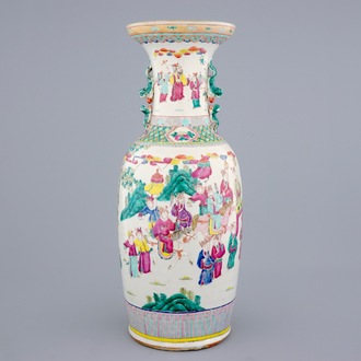 Un grand vase en porcelaine de Chine famille rose à décor équestre, 19ème