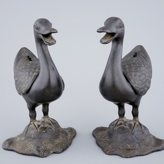 Une paire de brûle-parfums en bronze en forme de canards, 18/19ème