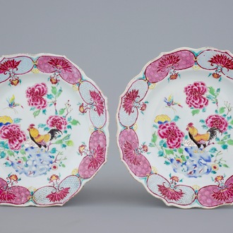 Une paire de grandes assiettes en forme de fleur en porcelaine de Chine à décor de coqs, Yongzheng, 1723-1735