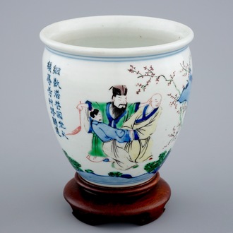 Un pot à pinceaux en porcelaine de Chine wucai sur socle en bois, époque Transition, 1620-1683