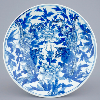 Un plat en porcelaine de Chine bleu et blanc à décor de dragons et pivoines, 19ème