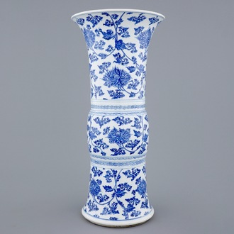 Un vase gu en porcelaine de Chine bleu et blanc à décor de fleurs de lotus, Kangxi