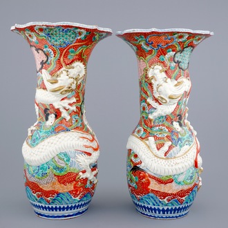 Une grande paire de vases en porcelaine de Japon aux dragons en reliëf, 19ème