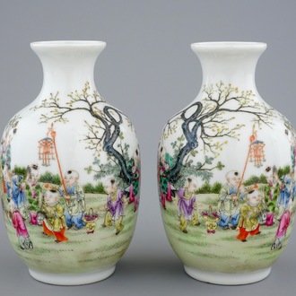 Une paire de vases en porcelaine de Chine famille rose aux garçons jouants, 20ème