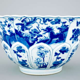 Un grand bol en porcelaine de Chine bleu et blanc moulé en forme de lotus, Kangxi