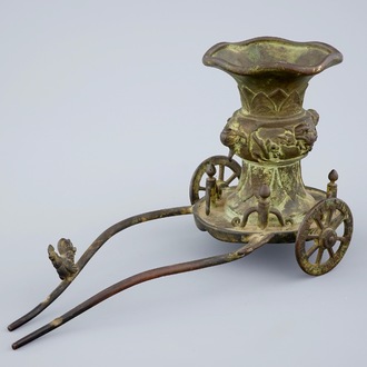 Een ongewone Chinese bronzen vaas op een basis met wielen en opspanning, late Ming to Qing Dynastie