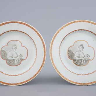 Une paire d'assiettes en porcelaine de Chine grisaille à décor d'une mère et enfant, Qianlong, 18ème