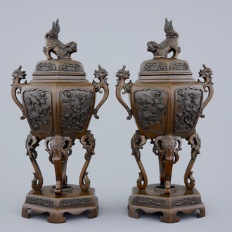 Een paar Japanse bronzen wierookbranders met reliëfdecor, 19e eeuw