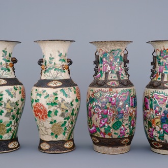 Deux paires de vases en porcelaine de Chine famille verte et rose sur fond craquelé, 19ème