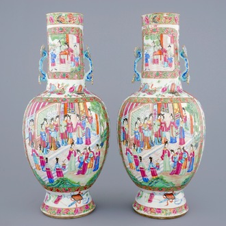 Une paire de vases en porcelaine de Chine famille rose de Canton avec des sceptres comme anses, 19ème