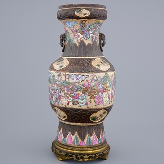 Een Chinese famille rose craquelé Nanking vaas op bronzen voet, 19e eeuw