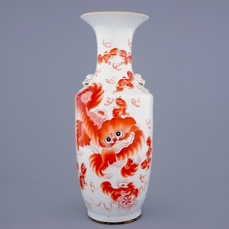 Un vase en porcelaine de Chine à décor de chiens de fo en rouge de fer, 19/20ème