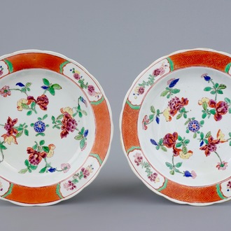 Une paire de grandes assiettes en porcelaine de Chine famille rose à décor floral, Qianlong, 18ème